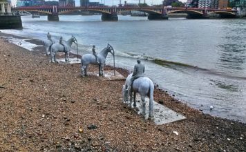 Londone šias skulptūras galima pamatyti tik du kartus per dieną