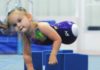 Aštuonmetė mergytė, gimusi be kojų, nustebino visus ir tapo gimnaste