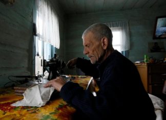 Visi išėjo, o jis liko. 17 paskutinio kaimelio su 150 metų istorija gyventojo fotografijų