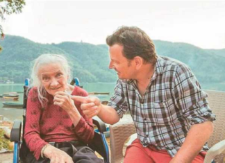 Sūnus nusivežė mamą, sergančią Alzheimeriu, į kelionę ir štai kaip tai paveikė jos sveikatą