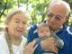 60-metė moteris pirmąkart tapo mama, tačiau vyras ją paliko, nepakėlęs triukšmo. Kaip susiklostė jos likimas