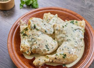 Viščiukas čkmeruli – gruziniškos virtuvės žvaigždė. Viščiuko mėsa gaunasi labai sultinga ir švelni, o kvapnus grietinėlės padažas suteikia mėsai ypatingo skonio