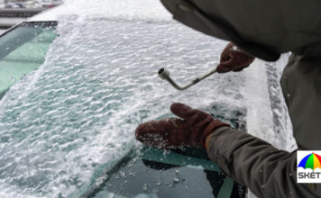 Kaip per 10 sekundžių pašalinti ledą nuo priekinio stiklo be gremžtuko