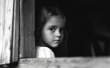 5-metė mergaitė kiekvieną vakarą kažkur dingdavo. Tėvas buvo sunerimęs ir nusprendė sekti ją ir pamatęs tai, ką pamatė, apsiverkė