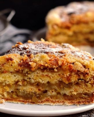 Obuolių pyragas „3 stiklinės“ : tiesiog tarkuojame obuolius ir sumaišome sausus ingredientus (susidoros kiekvienas)