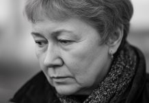 Kai man buvo 10 metų, tėvai mane atidavė į vaikų namus. Aš išgyvenau. O neseniai pasirodė mano motina su prašymu, nuo kurio man pakirto kojas…