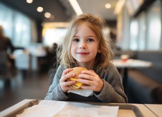 Mama pirmą kartą atvedė dukrą į McDonald’s. Ir ši diena tapo pamoka apie gerumą man