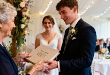 Kai mano anūkas vedė, galėjau jam padovanoti tik šeimos fotoalbumą, bet jo reakcija į mano dovaną privertė mane pravirkti…