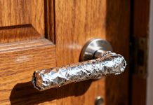 Netikėta priežastis, kodėl apvyniojau kaimynų durų rankeną folija