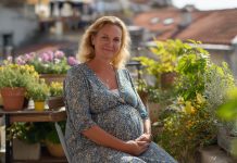 „Sulaukti 50 ir gimdyti?! Tu išprotėjai! Gėdini mūsų šeimą!“ – šaukė vyresnioji dukra, sužinojusi apie mano nėštumą. Tačiau po trejų metų ji atėjo pas mane su ašaromis akyse ir pasakė tai, ko nesitikėjau…