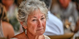 Sūnaus vestuvėse man buvo paskirta vieta pačiame salės gale, tarsi būčiau atsitiktinė pažįstama, o ne jo motina. Ir toliau įvyko tai, kam niekas iš mūsų nebuvo pasirengęs…