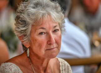 Sūnaus vestuvėse man buvo paskirta vieta pačiame salės gale, tarsi būčiau atsitiktinė pažįstama, o ne jo motina. Ir toliau įvyko tai, kam niekas iš mūsų nebuvo pasirengęs…