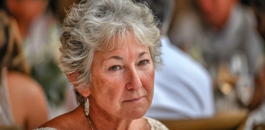 Sūnaus vestuvėse man buvo paskirta vieta pačiame salės gale, tarsi būčiau atsitiktinė pažįstama, o ne jo motina. Ir toliau įvyko tai, kam niekas iš mūsų nebuvo pasirengęs…