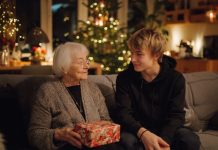 Vaikaitis staiga pradėjo domėtis mano praeitimi — ateidavo, užsirašinėdavo, perklausinėdavo. Aš galvojau, kad tai mokyklinis projektas. Bet per mano septyniasdešimtą gimtadienį jis įteikė man dovaną, kuri viską apvertė aukštyn kojomis…