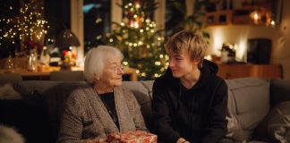 Vaikaitis staiga pradėjo domėtis mano praeitimi — ateidavo, užsirašinėdavo, perklausinėdavo. Aš galvojau, kad tai mokyklinis projektas. Bet per mano septyniasdešimtą gimtadienį jis įteikė man dovaną, kuri viską apvertė aukštyn kojomis…