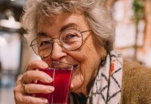 Vyras manęs pakvietė mano pensininkę mamą į uošvės gimtadienį restorane ir, kaip visuomet, „pamiršo“ pinigines. Bet ji juos pamokė taip, kad daugiau mūsų nebekviečia…