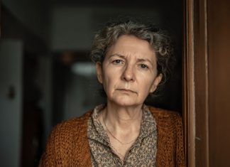 Viršutinis kaimynas nuolat užliedavo mano butą ir atsisakydavo mokėti už remontą. Kantriai laukiau metus. O tada atsitiktinai sužinojau jos paslaptį. Ir panaudojau ją taip, kad ji pati atėjo su pinigais ir atsiprašymais…