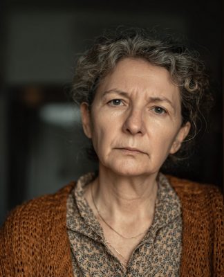 Viršutinis kaimynas nuolat užliedavo mano butą ir atsisakydavo mokėti už remontą. Kantriai laukiau metus. O tada atsitiktinai sužinojau jos paslaptį. Ir panaudojau ją taip, kad ji pati atėjo su pinigais ir atsiprašymais…