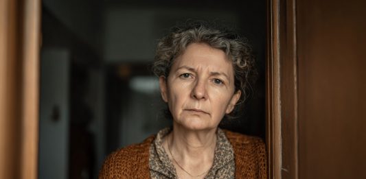 Viršutinis kaimynas nuolat užliedavo mano butą ir atsisakydavo mokėti už remontą. Kantriai laukiau metus. O tada atsitiktinai sužinojau jos paslaptį. Ir panaudojau ją taip, kad ji pati atėjo su pinigais ir atsiprašymais…