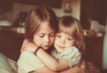 Mes su seserimi buvome išskirtos vaikų namuose — ir po 22 metų aš pamačiau apyrankę, kurią kadaise padariau jai, ant mažos mergaitės riešo