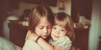 Mes su seserimi buvome išskirtos vaikų namuose — ir po 22 metų aš pamačiau apyrankę, kurią kadaise padariau jai, ant mažos mergaitės riešo