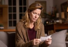 Septynerius metus kiekvieną mėnesį vyras slapta pervedinėjo pinigus į nežinomą sąskaitą. Atsitiktinai radau seną kvitą ir suvedžiau gavėjo numerį. Kai ekrane pasirodė nuotrauka, man pakirto kojas…