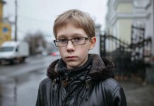 Vyrą ištiko insultas judrioje gatvėje. Žmonės atsargiai perėjo per jį. Vienintelis, kuris sustojo, buvo devynerių metų berniukas. Kas įvyko vėliau, niekas net nesitikėjo…