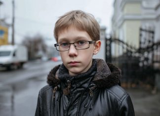 Vyrą ištiko insultas judrioje gatvėje. Žmonės atsargiai perėjo per jį. Vienintelis, kuris sustojo, buvo devynerių metų berniukas. Kas įvyko vėliau, niekas net nesitikėjo…