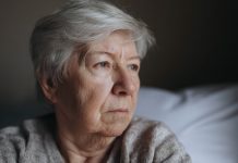 Po insulto aš gyvenu iš mažytės pensijos. Vaikai pasitarė, kaip man padėti, ir pirmus mėnesius pervedimai ateidavo laiku. Bet tada dukra nutilo. O po savaitės į duris pasibeldė nepažįstamas žmogus su kostiumu ir padavė man popierius…