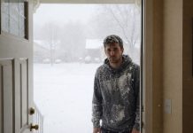 Aš leidau vargšui vyrui permiegoti ant savo sofos ir naktį jis įsiveržė į mano miegamąjį