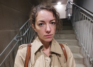 Sekmadienio rytą išgirdau durų skambutį ir ant slenksčio stovėjo moteris. Rami, surinkta, tarsi jau iš anksto pasirengusi šiam pokalbiui. Ir iš karto tarė: «Atsiprašau… turiu jums kai ką pasakyti apie jūsų vyrą»…