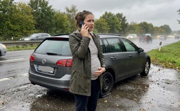 Aštuntą nėštumo mėnesį vyras paliko mane su prakiuru padanga lietuje — ir išbalo, kai pamatė, kas atvyko vietoj jo
