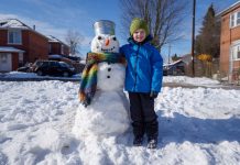 Šią žiemą mano sūnus nuolat lipdė sniego senius, o kaimynas vieną po kito juos pervažiuodavo savo automobiliu. Ir vieną dieną mano vaikas neatlaikė ir pamokė suaugusį vyrą taip, kad tas niekada nepamirš…