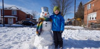 Šią žiemą mano sūnus nuolat lipdė sniego senius, o kaimynas vieną po kito juos pervažiuodavo savo automobiliu. Ir vieną dieną mano vaikas neatlaikė ir pamokė suaugusį vyrą taip, kad tas niekada nepamirš…