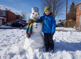 Šią žiemą mano sūnus nuolat lipdė sniego senius, o kaimynas vieną po kito juos pervažiuodavo savo automobiliu. Ir vieną dieną mano vaikas neatlaikė ir pamokė suaugusį vyrą taip, kad tas niekada nepamirš…