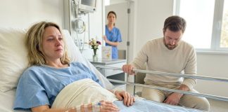 Vyras nusprendė viską atimti po to, kai išgelbėjau jam gyvybę. Tačiau dukra pasakė teisėjui: „Ar galiu parodyti jums kai ką, apie ką mama nežino?”