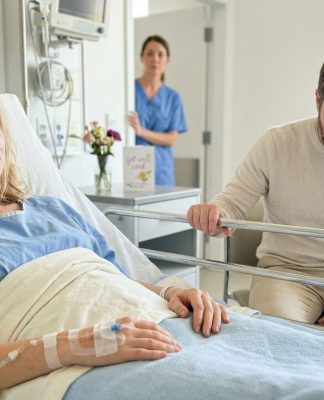 Vyras nusprendė viską atimti po to, kai išgelbėjau jam gyvybę. Tačiau dukra pasakė teisėjui: „Ar galiu parodyti jums kai ką, apie ką mama nežino?”