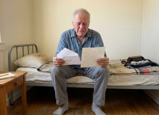 Beznaminis mokytojas nemokamai mokė vaikus suole. Po septynerių metų jis gavo laišką