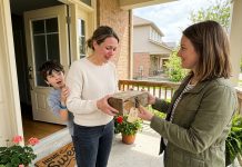 Niurzlus kaimynas metų metus šaukė ant mano vaikų — kai jo nebeliko, jo dukra atėjo su užrakinta dėžute, skirtai mano sūnui.