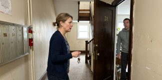 Nuomojau savo antrąjį butą pusseserei — be sutarties, nes „kam su šeima vargti“. Metus laiko ji nemokėjo. Kai pagaliau nuvykau patikrinti, duris pravėrė nepažįstamas vyras.