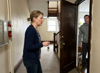 Nuomojau savo antrąjį butą pusseserei — be sutarties, nes „kam su šeima vargti“. Metus laiko ji nemokėjo. Kai pagaliau nuvykau patikrinti, duris pravėrė nepažįstamas vyras.