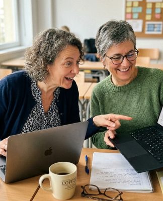 Užsirašiau į kompiuterių kursus senjorams. Mano sūnus juokėsi. Mano dukra sakė, kad tai pinigų švaistymas. Kurse sutikau moterį savo amžiaus, kuri pradėjo savo internetinę parduotuvę.