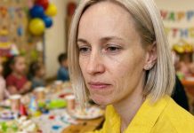 Per dukros penktąjį gimtadienį anyta atėjo, apkabino anūkę — ir tuoj pat, svečių akivaizdoje, atsisuko į mane: „Mergaitė visai į tave nepanaši. Ačiū Dievui — visa mūsų giminė.“ Svečiams nuščiuvius, vyras nusijuokė. O aš pasakiau žodžius, po kurių anyta suskubo ruoštis namo.