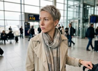Pirmą kartą per septynerius metus išvykau su draugėmis penkių dienų poilsio. Vyras mane išlydėjo tylėdamas. Paskutinę akimirką pasakė: „Jei tu gali taip išvažiuoti, vadinasi, tavęs namuose niekas nelaiko.“ Aš atsisukau. Pažiūrėjau į jį. Pasiėmiau lagaminą. Ir kol skridau, priėmiau sprendimą, apie kurį jis sužinos, kai grįšiu.