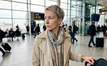 Pirmą kartą per septynerius metus išvykau su draugėmis penkių dienų poilsio. Vyras mane išlydėjo tylėdamas. Paskutinę akimirką pasakė: „Jei tu gali taip išvažiuoti, vadinasi, tavęs namuose niekas nelaiko.“ Aš atsisukau. Pažiūrėjau į jį. Pasiėmiau lagaminą. Ir kol skridau, priėmiau sprendimą, apie kurį jis sužinos, kai grįšiu.
