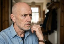 Uošvis man paskambino ir paprašė skubiai atvažiuoti — kai įėjau į namus, supratau, kad žmona žinojo, kodėl važiuoju, ir visą tą laiką tylėjo