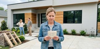 Mano brolis statė namą ir kas kelis mėnesius skolinosi iš manęs – penkis tūkstančius čia, tris ten, dar aštuonis. Namas baigtas ir nuostabus. Kai užsiminiau apie grąžinimą, jo žmona pasakė, kad tai buvo šeimos pagalba.