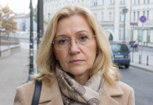 Vyras išėjo iš namų ir pasakė, kad aš daugiau nesu ta moteris, kurią jis kadaise mylėjo. Po mėnesio sutikau jį parduotuvėje su naująja žmona, jauna, pasitikinčia savimi ir žiūrinčia į mane iš aukšto. Ji laukė, kad nuleisiu akis, bet aš pasakiau vieną sakinį, kuris privertė ją sustingti vietoje…