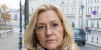 Vyras išėjo iš namų ir pasakė, kad aš daugiau nesu ta moteris, kurią jis kadaise mylėjo. Po mėnesio sutikau jį parduotuvėje su naująja žmona, jauna, pasitikinčia savimi ir žiūrinčia į mane iš aukšto. Ji laukė, kad nuleisiu akis, bet aš pasakiau vieną sakinį, kuris privertė ją sustingti vietoje…
