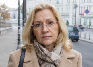Vyras išėjo iš namų ir pasakė, kad aš daugiau nesu ta moteris, kurią jis kadaise mylėjo. Po mėnesio sutikau jį parduotuvėje su naująja žmona, jauna, pasitikinčia savimi ir žiūrinčia į mane iš aukšto. Ji laukė, kad nuleisiu akis, bet aš pasakiau vieną sakinį, kuris privertė ją sustingti vietoje…